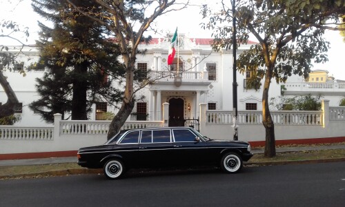 300DMERCEDESLIMUSINAINFRONTOFMEXICANEMBASSYCOSTARICA