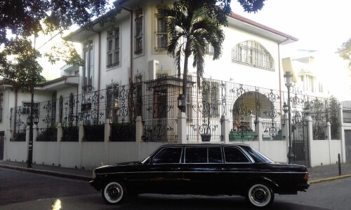 CLASSICBARRIOAMONMANSIONCOSTARICAMERCEDES300DLANGLIMUSINA.jpg