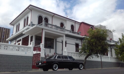 CasaMatuteGomezCOSTARICAMERCEDESMERCEDES300DLANGLIMOUSINE.jpg