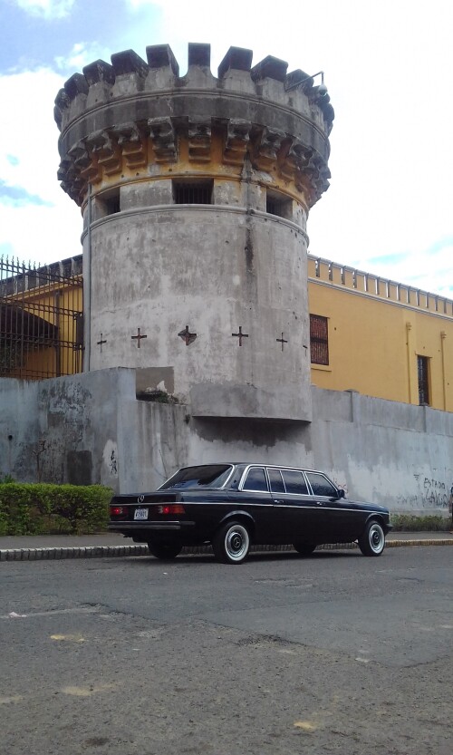 CASTLEANDLIMOUSINEMERCEDES300DLANG.SANJOSECOSTARICA